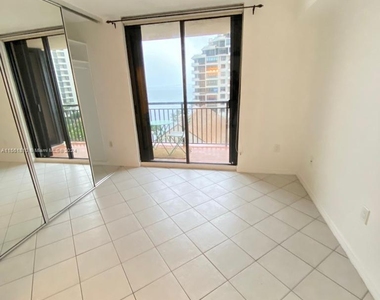 540 Brickell Key Dr - Photo Thumbnail 8