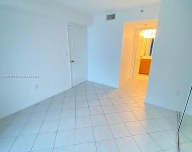 540 Brickell Key Dr - Photo Thumbnail 9