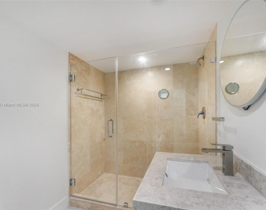 2555 Collins Ave - Photo Thumbnail 10