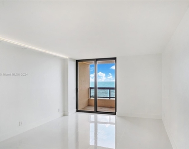 2555 Collins Ave - Photo Thumbnail 14