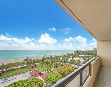 2555 Collins Ave - Photo Thumbnail 2