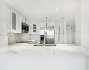 2555 Collins Ave - Photo Thumbnail 7