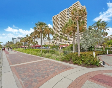 2555 Collins Ave - Photo Thumbnail 22