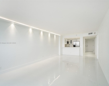 2555 Collins Ave - Photo Thumbnail 6