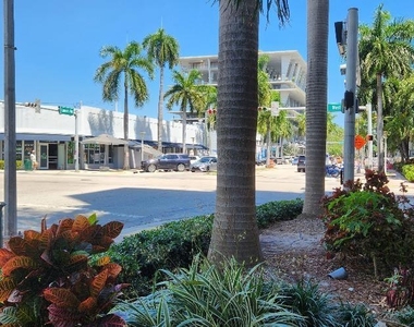 1300 Lincoln Rd - Photo Thumbnail 2