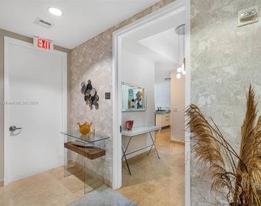 16001 Collins Ave - Photo Thumbnail 3