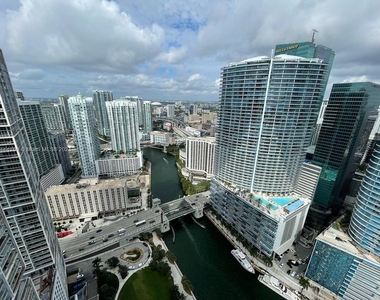 465 Brickell Ave - Photo Thumbnail 1