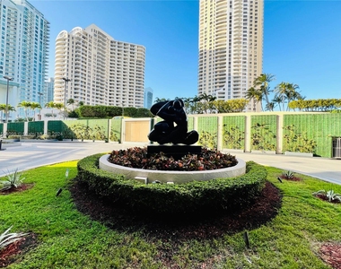 540 Brickell Key Dr - Photo Thumbnail 24