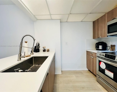 540 Brickell Key Dr - Photo Thumbnail 4