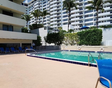 1621 Collins Ave - Photo Thumbnail 8