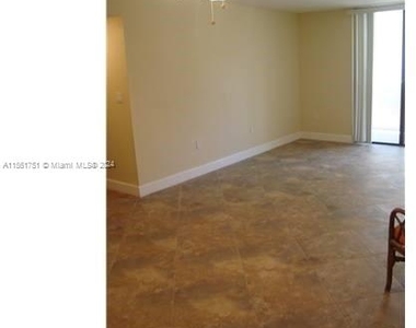 1621 Collins Ave - Photo Thumbnail 14