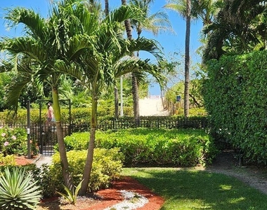 1621 Collins Ave - Photo Thumbnail 6