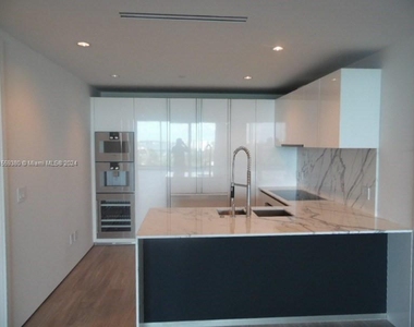 10201 Collins Ave - Photo Thumbnail 3