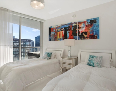 475 Brickell Ave - Photo Thumbnail 7