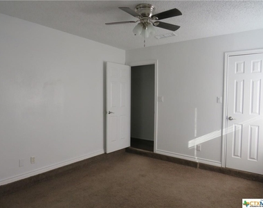 2407 Lago Trail - Photo Thumbnail 15