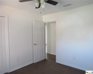 2407 Lago Trail - Photo Thumbnail 12