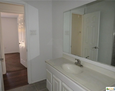 2407 Lago Trail - Photo Thumbnail 10