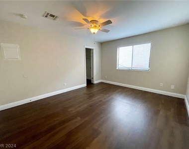 5576 W Rochelle Avenue - Photo Thumbnail 17