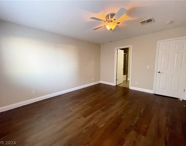 5576 W Rochelle Avenue - Photo Thumbnail 19