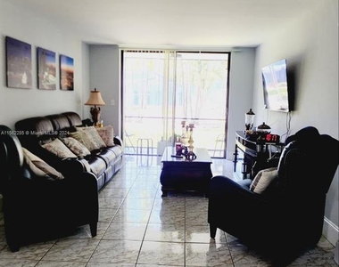 9460 Fontainebleau Blvd - Photo Thumbnail 3