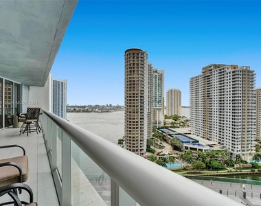 465 Brickell Ave - Photo Thumbnail 3