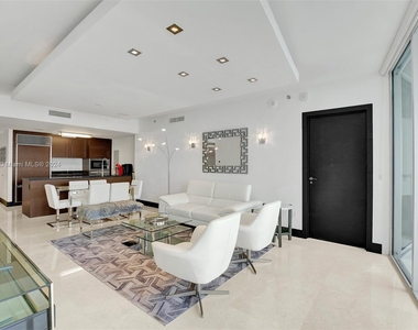 465 Brickell Ave - Photo Thumbnail 4