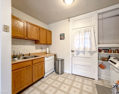 4226 N. Clark, Unit 8 - Photo Thumbnail 2