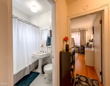 4226 N. Clark, Unit 8 - Photo Thumbnail 14