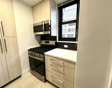 330 West 58th Street - Photo Thumbnail 8