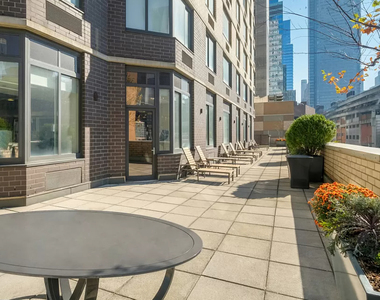W50th - Photo Thumbnail 4