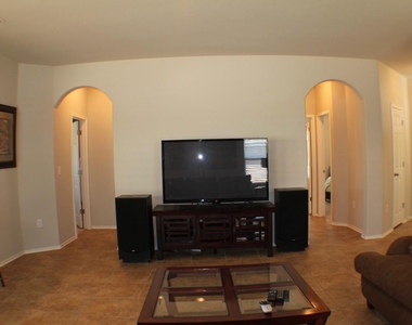 477 Eagle Brook Ln - Photo Thumbnail 4