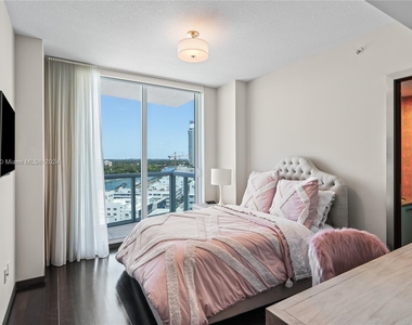 3801 Collins Ave - Photo Thumbnail 11