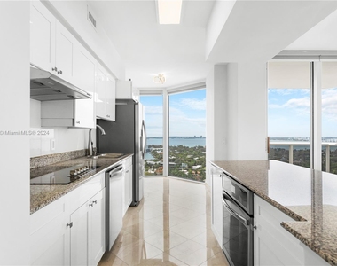 4779 Collins Ave - Photo Thumbnail 4