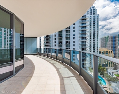 1000 Brickell Plz - Photo Thumbnail 4