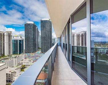 1000 Brickell Plz - Photo Thumbnail 5