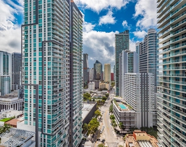 1000 Brickell Plz - Photo Thumbnail 1