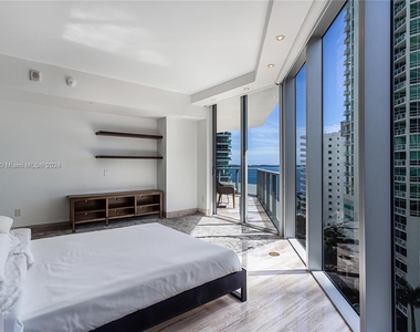 1300 Brickell Bay Dr - Photo Thumbnail 14