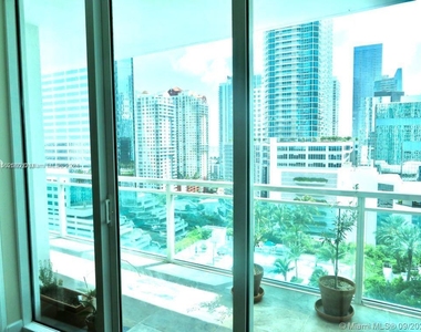 950 Brickell Bay Dr - Photo Thumbnail 4