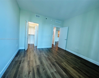 950 Brickell Bay Dr - Photo Thumbnail 11