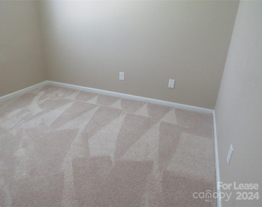 1035 Ridgefield Circle - Photo Thumbnail 12