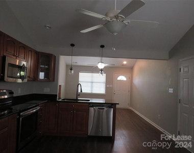 1035 Ridgefield Circle - Photo Thumbnail 6