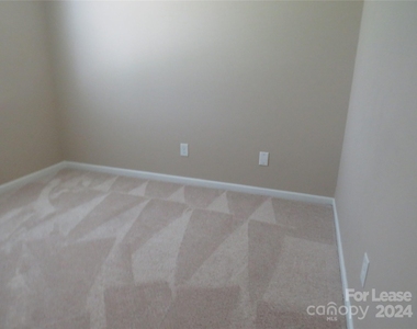 1035 Ridgefield Circle - Photo Thumbnail 13