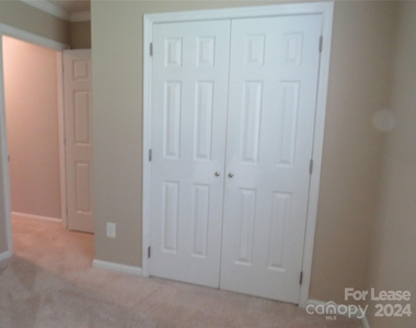 1035 Ridgefield Circle - Photo Thumbnail 11