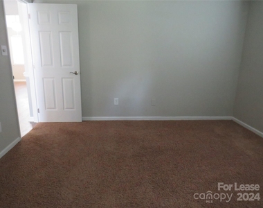 1035 Ridgefield Circle - Photo Thumbnail 14