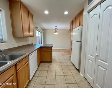 322 N Hasman Drive - Photo Thumbnail 6