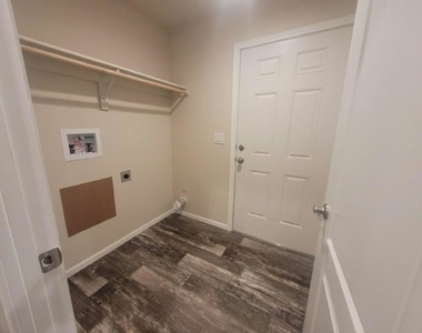 825 N Lamb Blvd - Photo Thumbnail 9