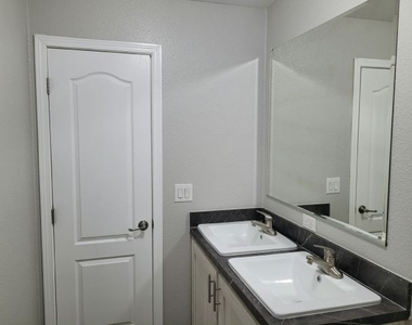 825 N Lamb Blvd - Photo Thumbnail 11