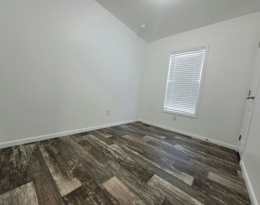 825 N Lamb Blvd - Photo Thumbnail 18