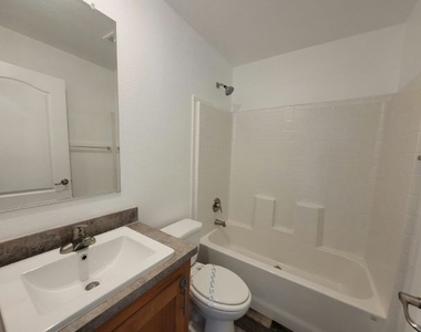 825 N Lamb Blvd - Photo Thumbnail 3