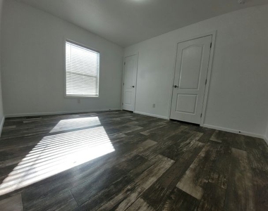 825 N Lamb Blvd - Photo Thumbnail 12